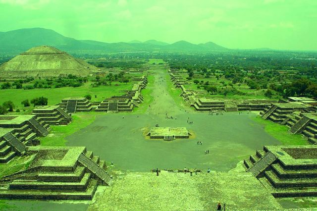 The Pyramid of the Sun in Mexico (background) is another testament to Atlantean technologies. Like its Egyptian cousin at Giza, the Pyramid of the Sun has a passageway below it, perhaps where an Amenti-like portal allowed the ancient gods (Atlanteans) to rejuvenate their bodies.